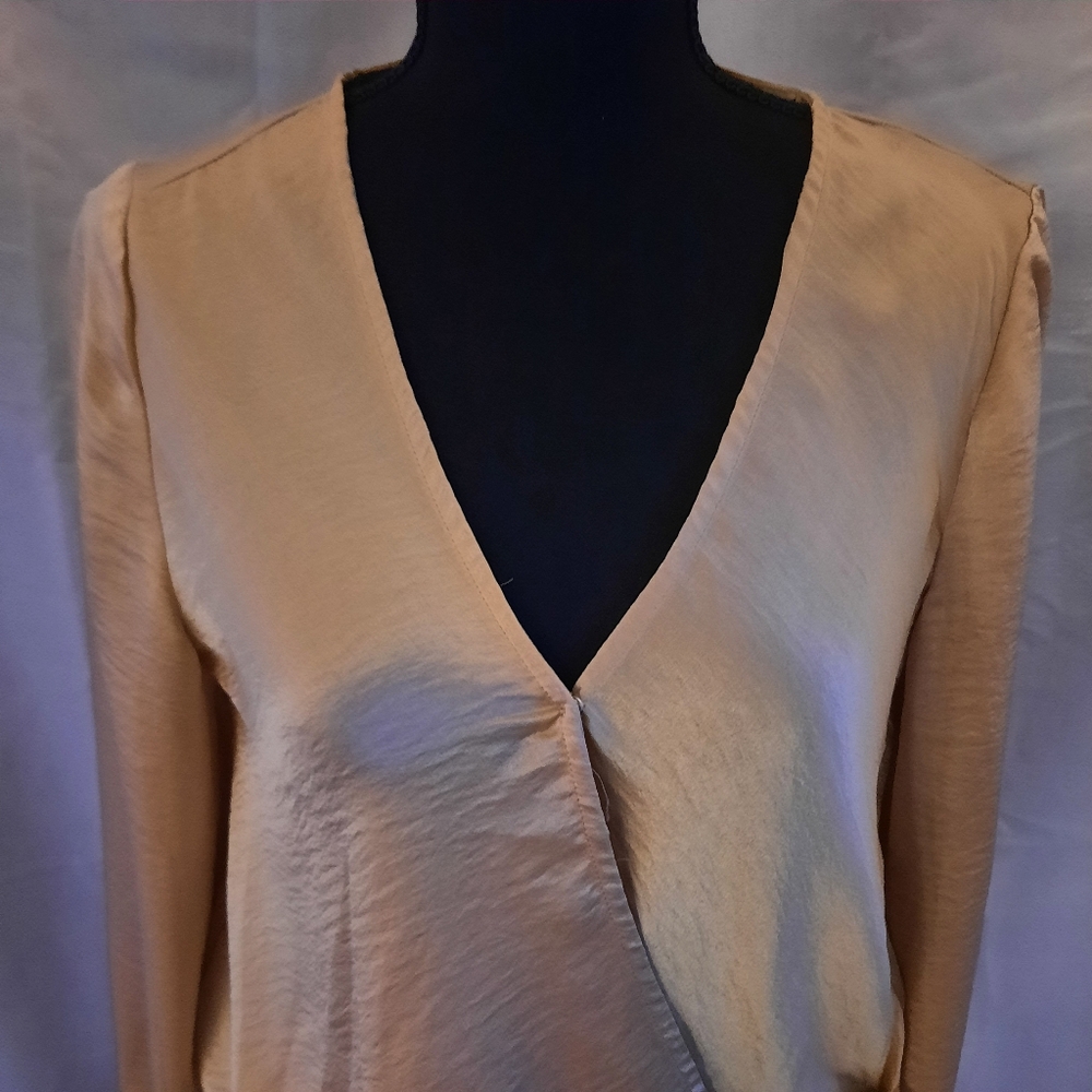 Steve Madden Faux Wrap Blouse Sz Medium Champagne Beige Cream Satin Look V Neck - Picture 2 of 10